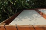 Πανί σκίασης HDPE σε χρώμα άμμου επί παραγγελία, τοποθετημένο με σχοινιά σε ξύλινη πέργκολα κήπου.