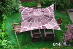 Voile d'ombrage imperméable 3x3 m avec motif spirale violet, installée au-dessus de meubles de jardin en bois.