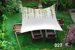 Voile d'ombrage imperméable 3x3 m avec motif de feuilles protégeant des meubles en bois sur une pelouse.