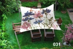 Voile d'ombrage imperméable 3x3 m avec motif fleurs sauvages, protégeant des meubles en bois sur la pelouse.
