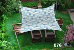 Waterdicht schaduwdoek 3x3 m in blauw-beige mozaïek boven een houten tuinmebelset.
