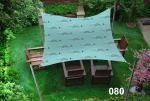 Voile d'ombrage imperméable 3x3 m avec motif baleines protégeant des meubles en bois sur une pelouse verte.