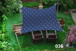 Vela ombreggiante blu marino impermeabile 3x4 m con motivo ad ancore, a copertura di mobili in legno sul prato.