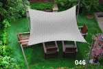 Vela ombreggiante impermeabile 3x4 m con motivi geometrici sopra un set di mobili da giardino in legno sul prato.