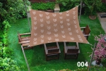 Vela ombreggiante impermeabile marrone 3x5 m con motivo bianco, montata sopra mobili da giardino in legno sul prato.