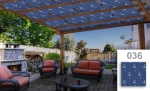 Blauwe zonneschermband met ankermotief gemonteerd op een houten pergola boven tuinmeubelen.