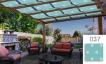 Lichtblauwe paviljoenstrook met ankermotief gemonteerd op een houten pergola boven een terras met tuinmeubelen.