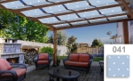 Opvallend lichtblauw prieeldoek met witte patronen, gemonteerd op een houten pergola boven een terras met meubels en een open haard.