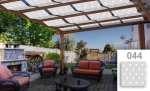 Witte schaduwdoek voor pergola met patroon nr. 044, beschermt tuinmeubelen en terras met stenen haard.