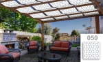 Grafische zonneschermstrook op maat gemonteerd op een houten pergola boven een terras met tuinmeubilair.