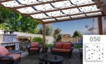 Grafische zonnedoek op maat voor prieel ter overspanning van een houten pergola op een terras met tuinmeubilair.
