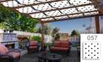 Op maat gemaakte schaduwdoek met zwarte driehoeken op een pergola boven tuinmeubelen en een sfeerhaard.