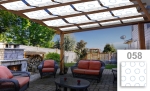 Witte zonnebaan voor prieel met blauwe cirkels gemonteerd op een houten pergola boven tuinmeubelen.