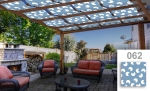 Blauwe gedessineerde paviljoenband die een terras met tuinmeubilair en openhaard afschermt. Patroon 062 op maat beschikbaar.