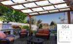 Op maat gemaakte prieel zonneschermband met patroon 064 gemonteerd op een houten pergola boven tuinmeubelen.