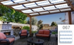 Grafische zonnedoek op maat voor prieel die een terras met tuinmeubelen en open haard beschut. Horizontaal vouwgordijn.