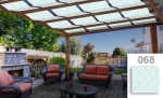 Licht paviljoendoek met witte patronen, gemonteerd op een houten pergola boven een terras met tuinmeubelen en haard.
