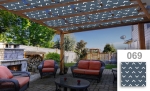 Gedessineerde, donkergrijze zonne-estrip gemonteerd op een houten pergola boven een terras met meubels.