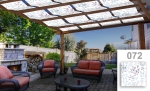 Toldo de tira estampado a medida para cenador, montado sobre una pérgola de madera en una terraza con muebles.