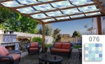 Maatwerk zonne-schaduwdoek voor prieel in blauw-witte ruiten gemonteerd op houten pergola boven terras.