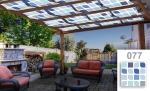 Op maat gemaakt zonneschermdoek voor prieel met blauw geometrisch patroon over een houten pergola op het terras.