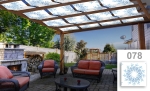 Op maat gemaakte zonneband voor prieel met blauw plantenpatroon 078, gemonteerd op een houten terraspergola.