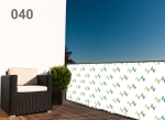 Modern balkonscherm op maat met geometrisch rasterpatroon op terras met gevlochten fauteuil.