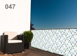 Op maat gemaakte raster balkonafscherming met driehoeksnotief gemonteerd op een moderne terrasreling bij een fauteuil.