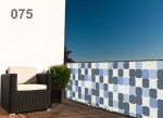 Raster balkonhekbekleding met blauw-grijze vierkanten gemonteerd op een terrasbalustrade met een donkere fauteuil.