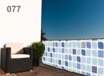 Op maat gemaakte raster balkonafscherming met patronen in blauw- en grijstinten gemonteerd op het terrashek.