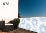 Raster balkonhekbekleding met blauwe plantenmotieven, gemonteerd op een balkon met fauteuil en houten vloer.
