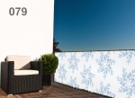 Op maat gemaakte balkonafscherming met blauw plantenmotief, gemonteerd op een balkon met fauteuil en plant.