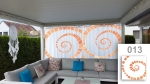 Zavjesa po mjeri s narančastom spiralom, zaklanja terasu sa sivom kutnom garniturom i ukrasima.