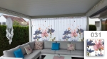 Mittatilaustyönä valmistettu verho grafiikalla 031 kukkia terassilla, jossa on kulmasohva ja koristeellinen unisieppari.