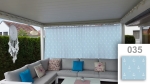 Mittatilaustyönä tehty ankkurikuvioinen verho terassilla, jossa on kulmasohva, vieressä kangasmalli numero 035.