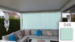 Maßgefertigter Vorhang mit Hexagon-Muster auf einer Terrasse mit Ecksofa und Kissen.