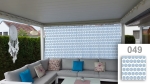 Pagal užsakymą pagaminta užuolaida su geometriniais raštais 049, pakabinta modernoje terasoje su pilkais sodo baldais.