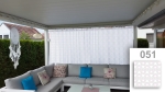 Фіранка під замовлення з рожевими візерунками, підвішена над сірим кутовим диваном на терасі. Візерунок 051.