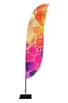 Рекламний прапор на щоглі з яскравим абстрактним мотивом клітин і бульбашок у відтінках рожевого та помаранчевого.