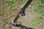Maasse torgatav jalg koos kinnitatud musta vardaga eritellimusel reklaamlipu jaoks.