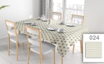 Reclame tafelkleed op maat in beige kleur met maritiem stuurwielmotief, gecombineerd met witte stoelen en servies.