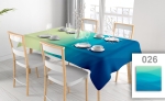 Tovaglia pubblicitaria con stampa sfumata nei toni del verde e del blu su un tavolo in una sala da pranzo luminosa.