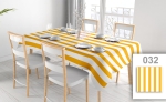 Mantel publicitario de rayas blancas y amarillas a medida sobre mesa de comedor puesta en interior moderno.