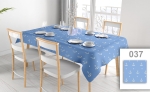 Mantel publicitario azul con diseño de anclas, colocado en una mesa de comedor junto a sillas blancas y vajilla.