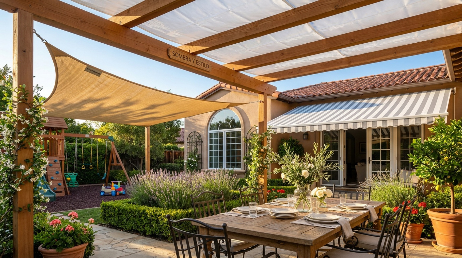 Terraza ajardinada con comedor exterior, pérgola de madera, vela de sombra beige y toldo a rayas