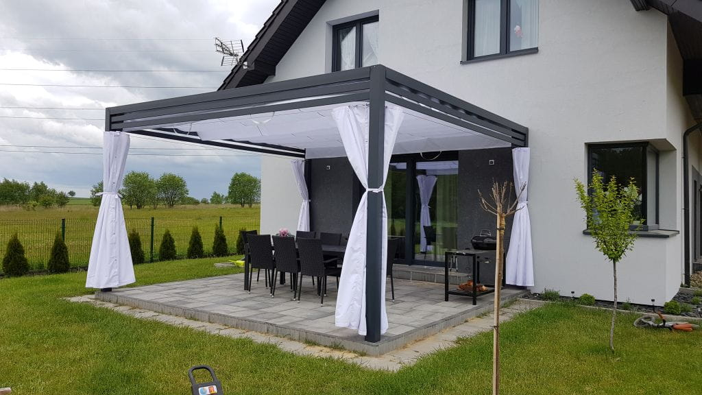 Comment installer des rideaux d'extérieur : 4 méthodes infaillibles